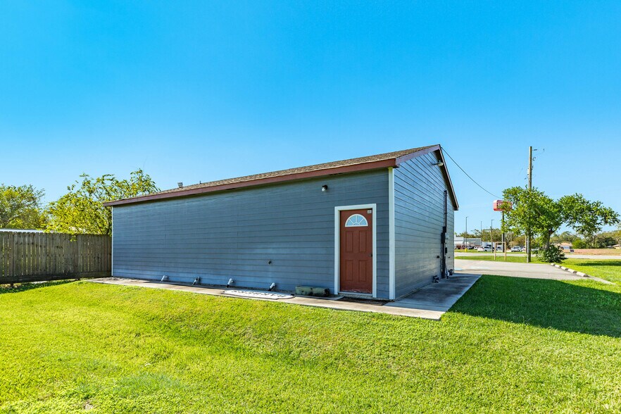 More Photos Of 1228 E Mulberry St, Angleton Bar For Sale