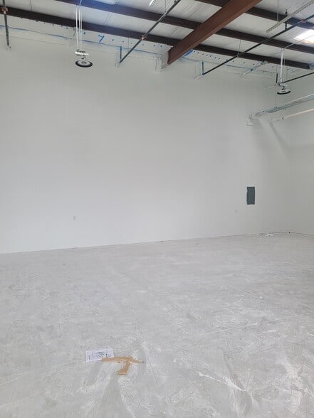More Photos Of 10665 Shaenfield Rd, San Antonio Light Distribution For Lease