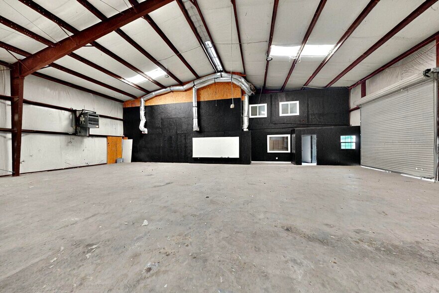 More Photos Of 11544 Cockleburr Rd, Roanoke Warehouse For Lease