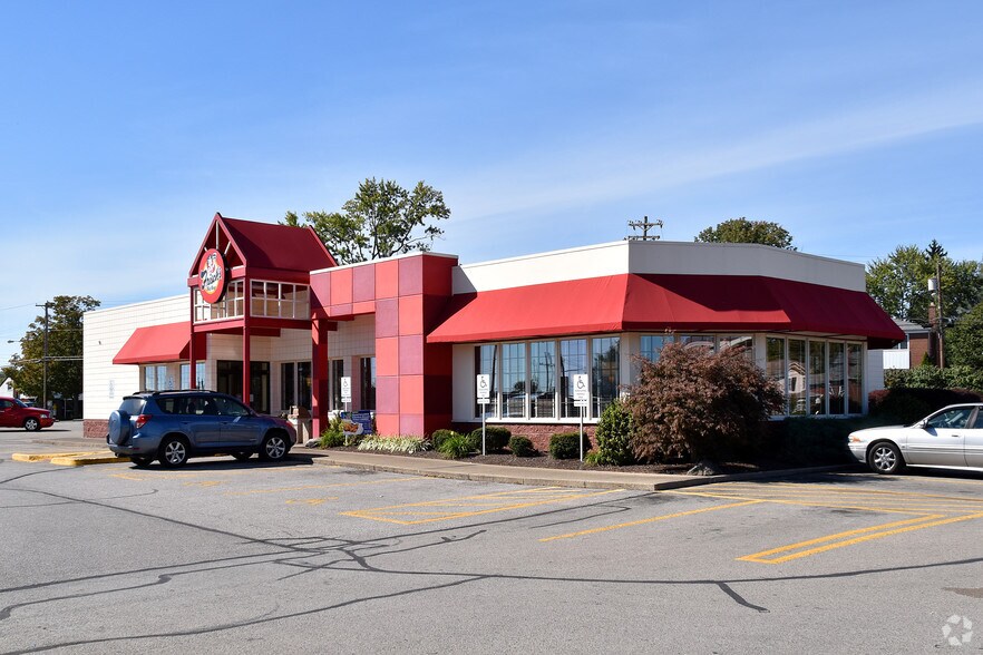 Primary Photo Of 5760 Wooster Pike, Cincinnati Restaurant For Lease