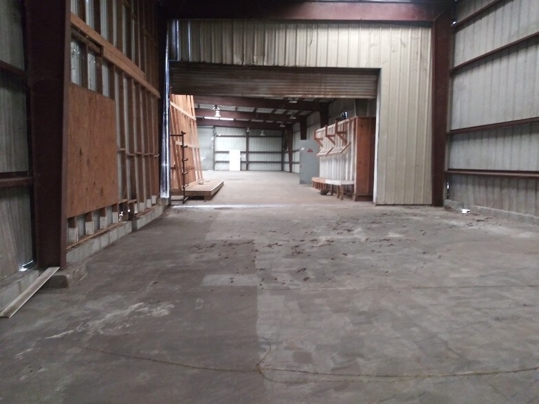 More Photos Of 5017 N Coolidge Dr, Tampa Warehouse For Lease