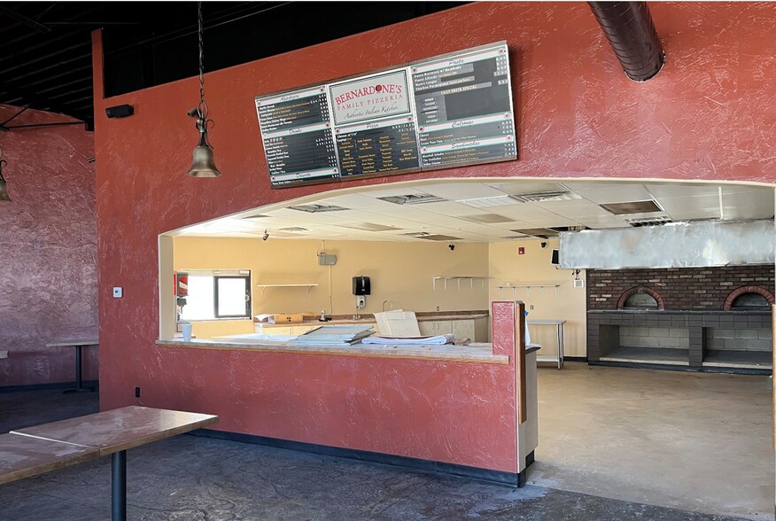 More Photos Of 933 W Main St, Farmington Restaurant For Lease