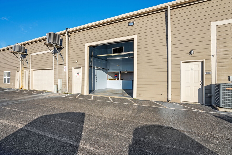 More Photos Of 4922 Port Royal Rd, Spring Hill Showroom For Lease