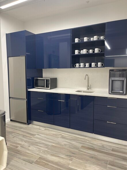 More Photos Of 39 NE 1st Ave, Miami Storefront Retail Office For Lease