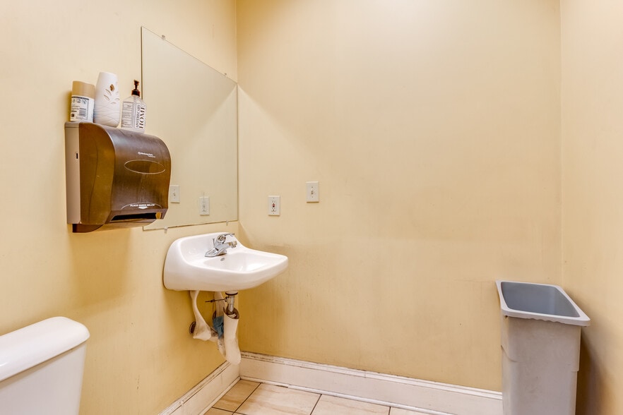 More Photos Of 520 Lovers Lane Rd, Calhoun Warehouse For Sale