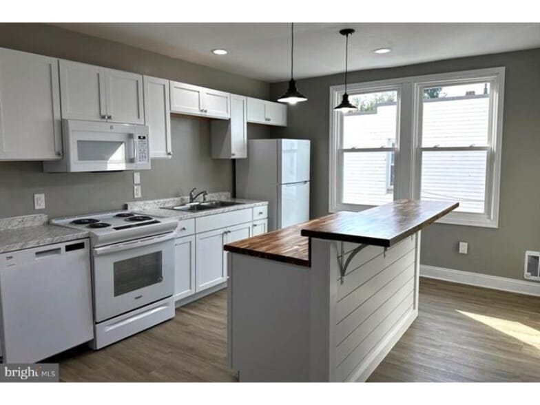 More Photos Of 326 E Broadway, Red Lion Flex For Sale