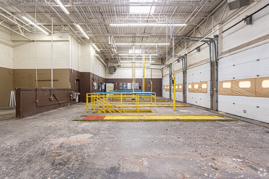 More Photos Of 1229 NW Evangeline Trwy, Lafayette Distribution For Sale