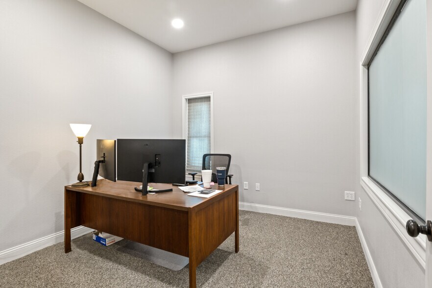 More Photos Of 107 E 11th St, Mount Pleasant Office For Sale