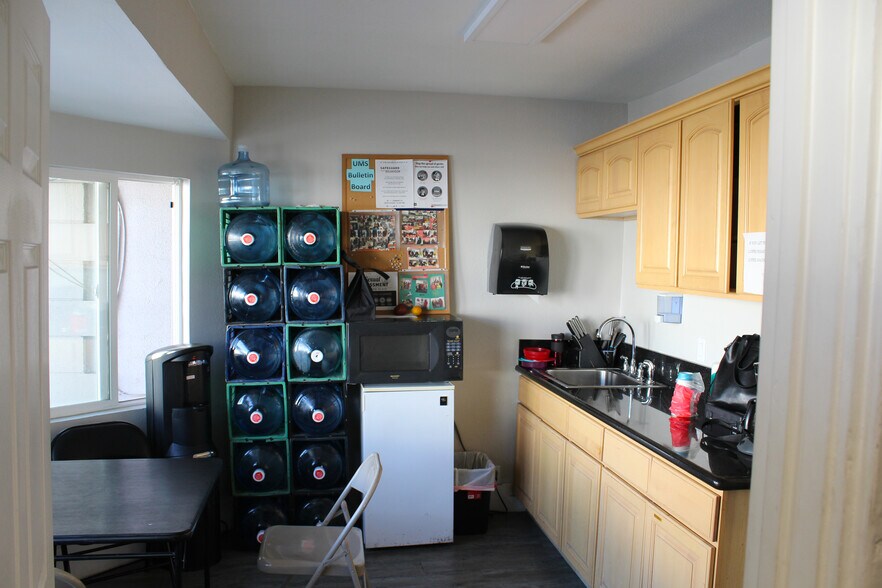 More Photos Of 6944 Reseda Blvd, Reseda Freestanding For Lease