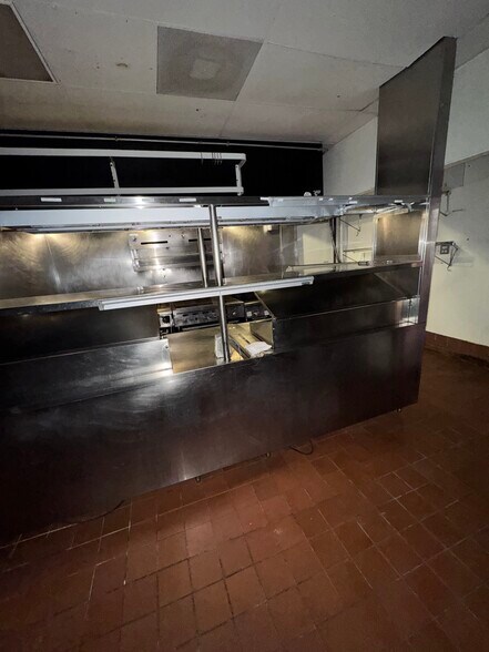 More Photos Of 215 W North Ave, Chicago Restaurant For Lease