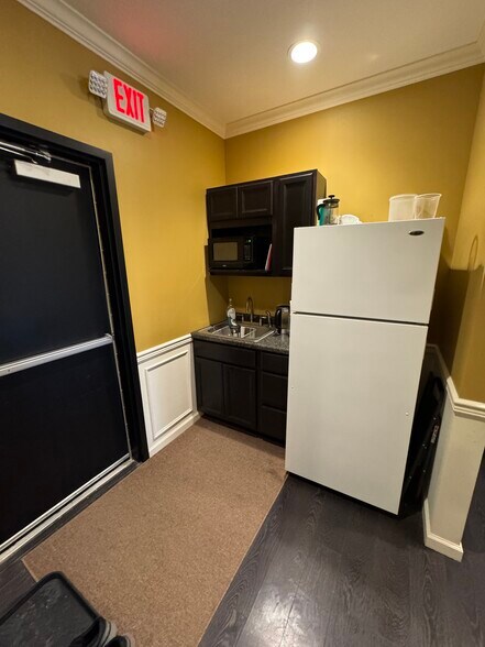 More Photos Of 915 W Fisher St, Monticello Office For Lease