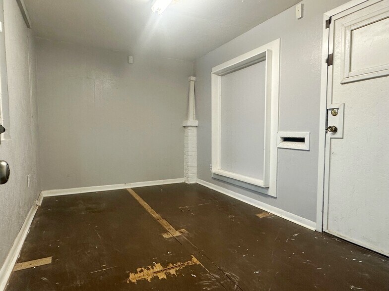 More Photos Of 1601 Kemp Blvd, Wichita Falls Showroom For Lease