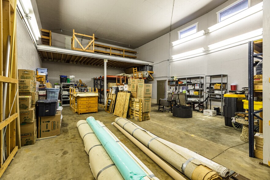 More Photos Of 1613 Chase St, La Crosse Showroom For Lease