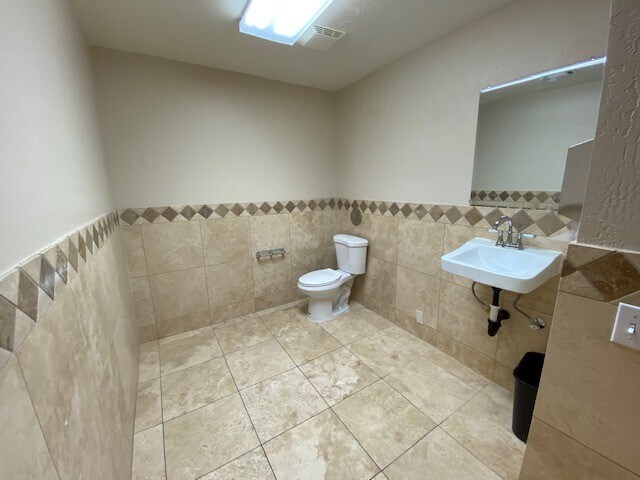 More Photos Of 7440 E Karen Dr, Scottsdale Service For Lease