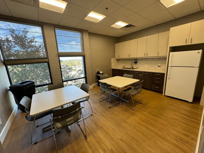 More Photos Of 1201 19th Pl, Vero Beach Office For Lease