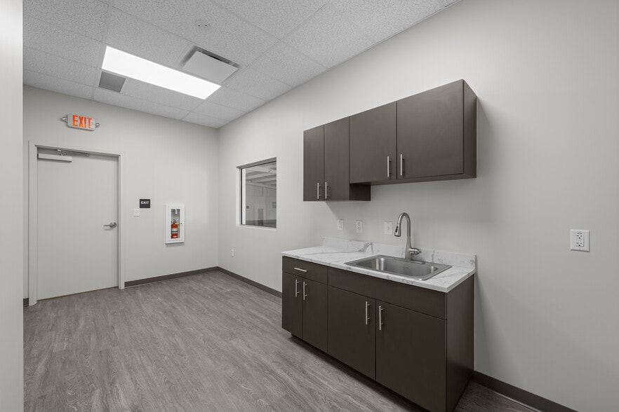 More Photos Of 5007 S Westshore Blvd, Tampa Warehouse For Sale