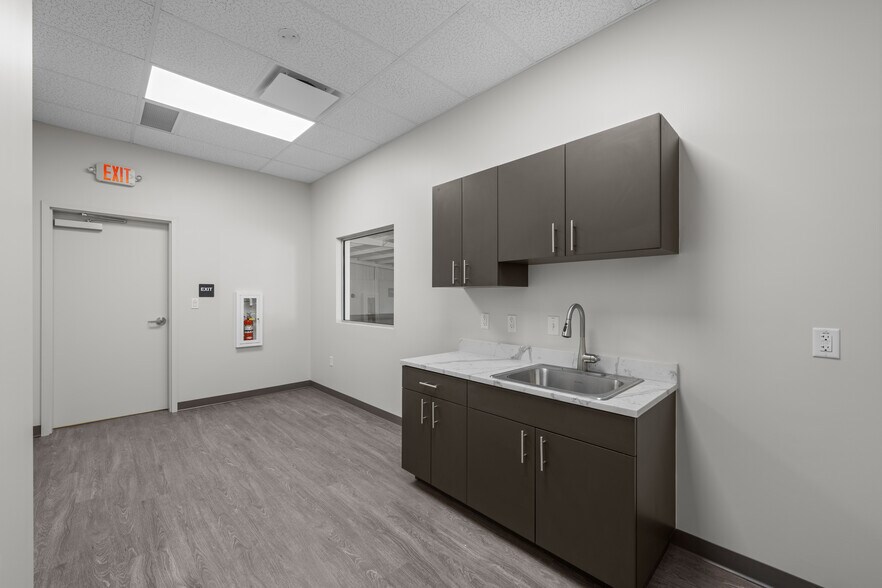 More Photos Of 5007 S Westshore Blvd, Tampa Warehouse For Sale