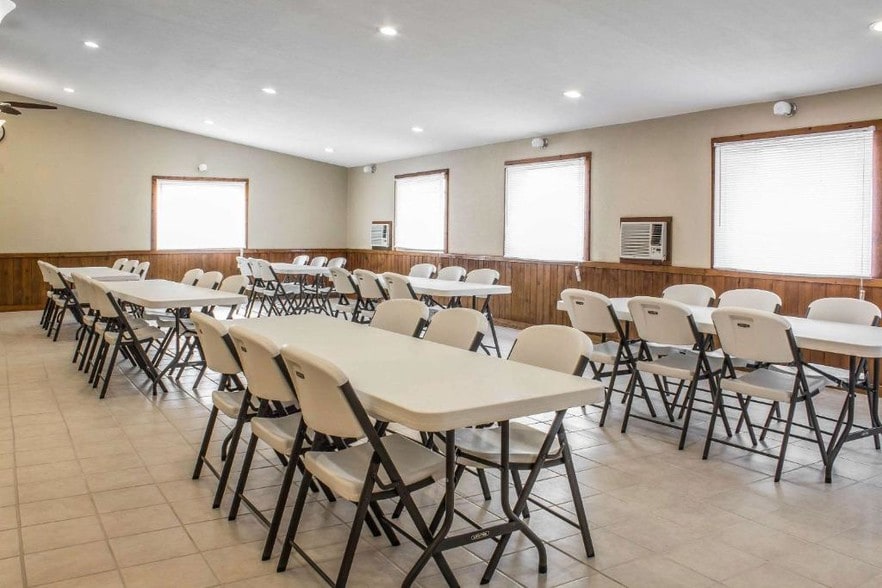 More Photos Of 1201 Hawkeye Ave SW, Le Mars Hotel For Sale