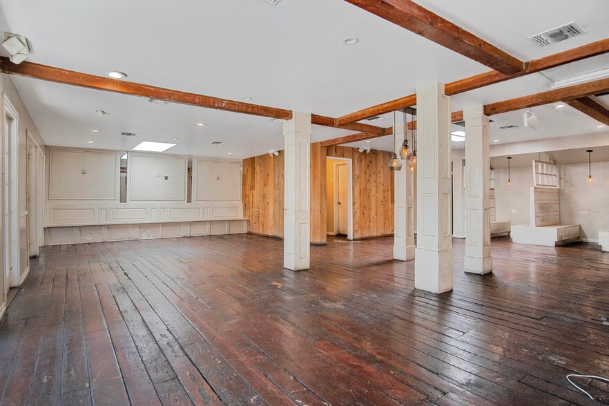 More Photos Of 10820 Ventura Blvd, Studio City Restaurant For Sale