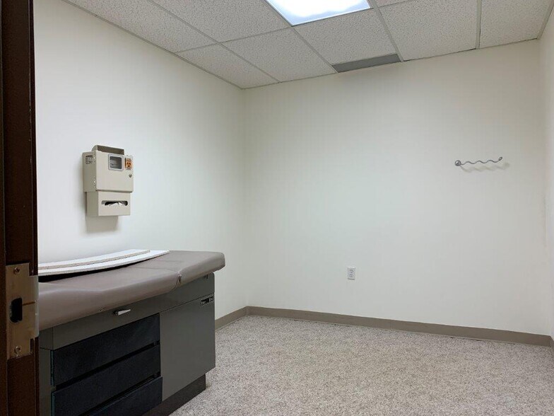 More Photos Of 760 Woodland Dr, Saline Medical For Lease