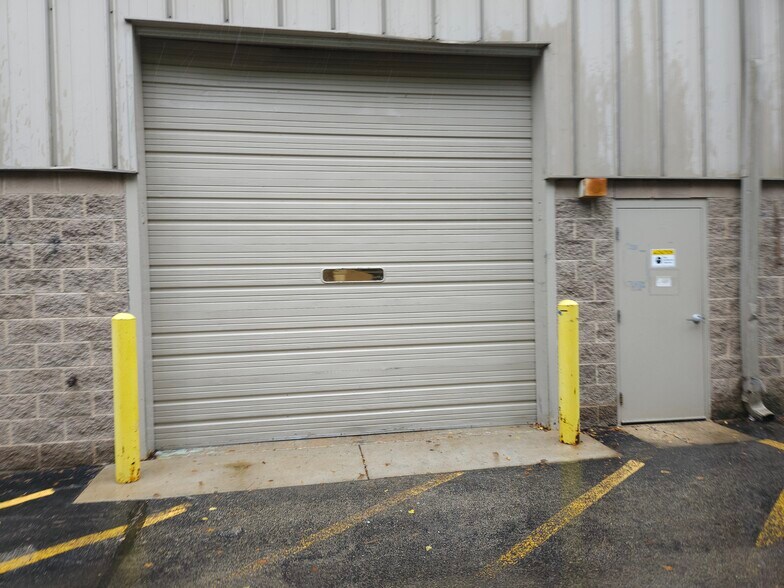 More Photos Of 825 W 75th St, Willowbrook Light Manufacturing For Lease