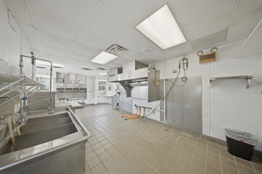 More Photos Of 5079 James Madison Pky, King George Fast Food For Sale