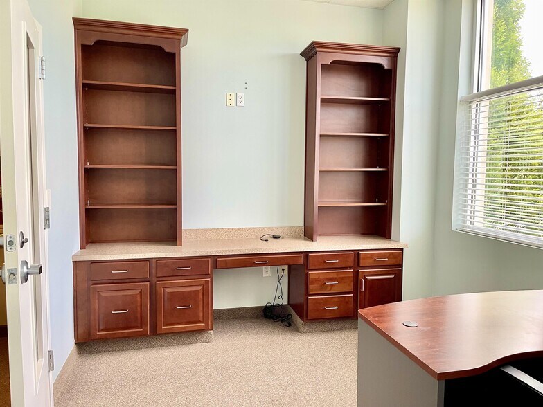 More Photos Of 2315 W Arbors Dr, Charlotte Medical For Lease