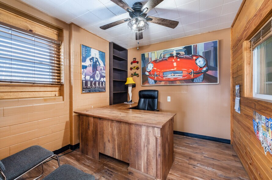 More Photos Of 208 E Lincoln Way, Lisbon Auto Repair For Sale