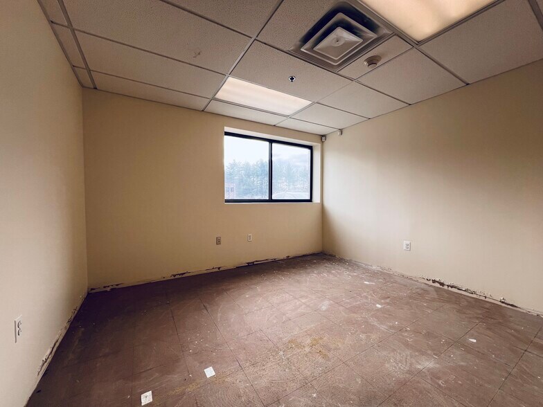 More Photos Of 190-200 Pleasant St, Rockland Manufacturing For Lease