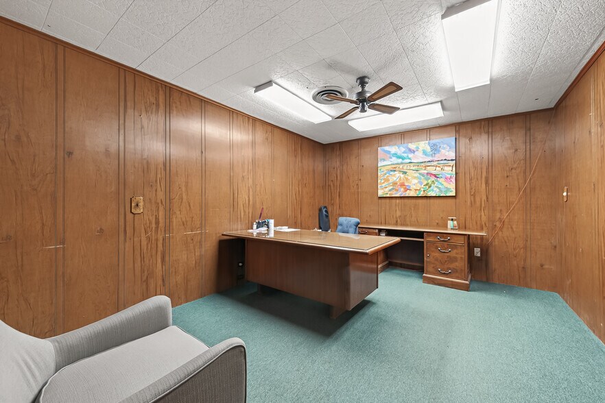 More Photos Of 917 E Main St, Eagle Lake Service Station For Sale