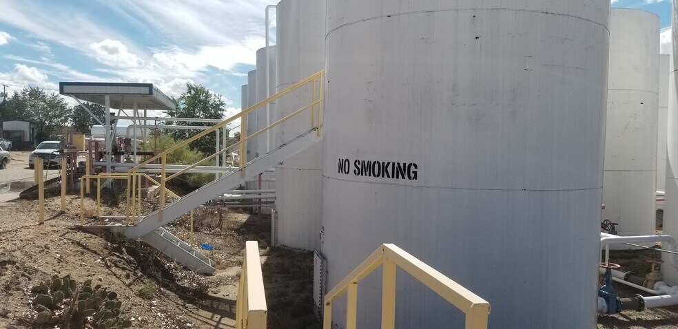 More Photos Of 4010 El Rey Rd, Albuquerque Chemical Oil Refinery For Sale
