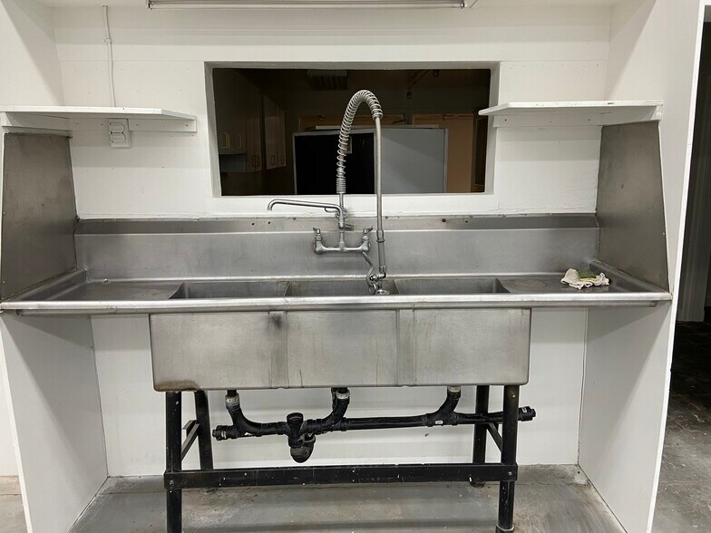 More Photos Of 110 N Bonnie Brae St, Los Angeles Warehouse For Lease