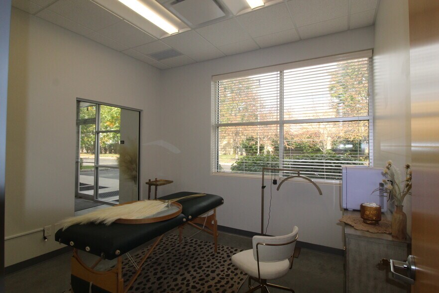 More Photos Of 653 McCorkle Blvd, Westerville Flex For Lease