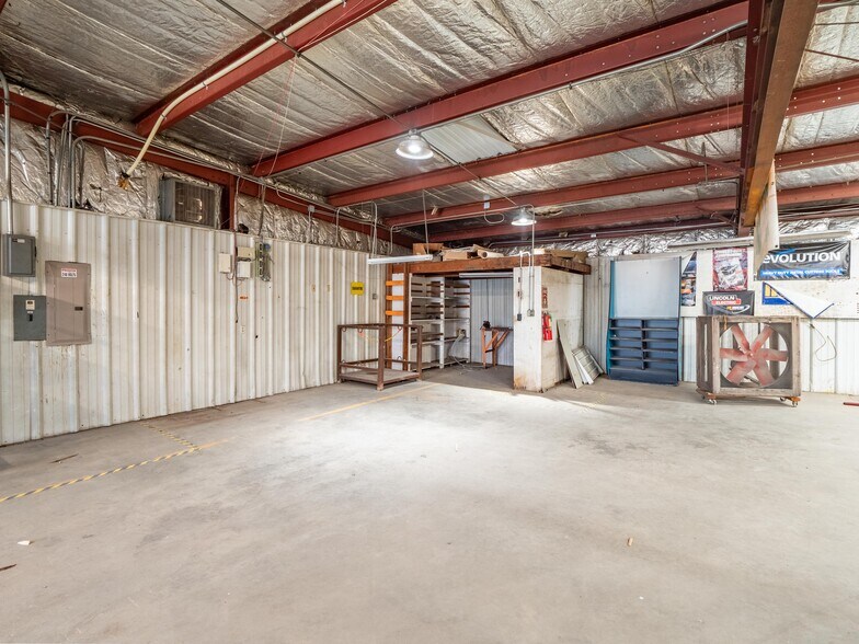 More Photos Of 1 W Choctaw Ave, Mcalester Flex For Sale