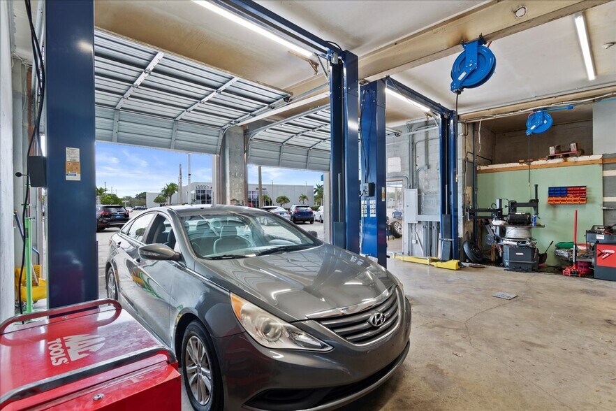 More Photos Of 2008 Okeechobee Blvd, West Palm Beach Auto Dealership For Sale