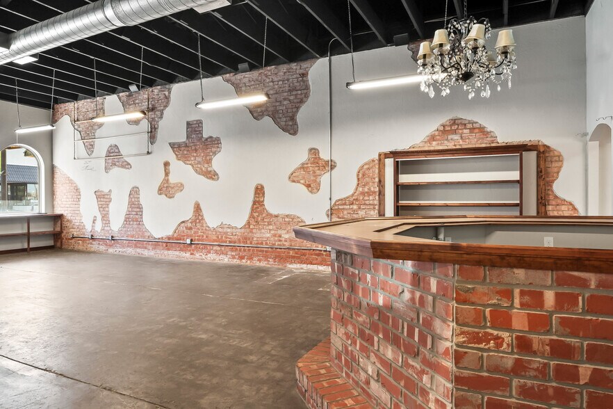 More Photos Of 207 Clay St, Nocona Storefront For Lease