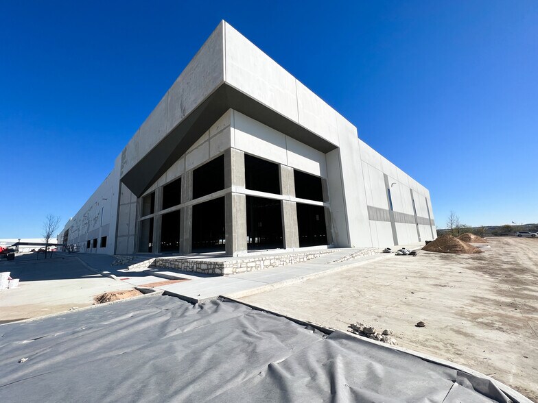 More Photos Of 11708 McAngus Rd, Del Valle Warehouse For Lease