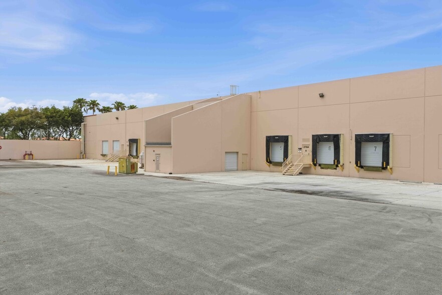 More Photos Of 2704-2784 Executive Way, Miramar Warehouse For Lease