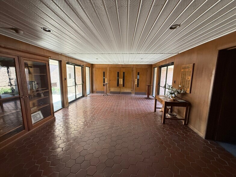 More Photos Of 908 Old Koenig Ln, Austin Religious Facility For Lease