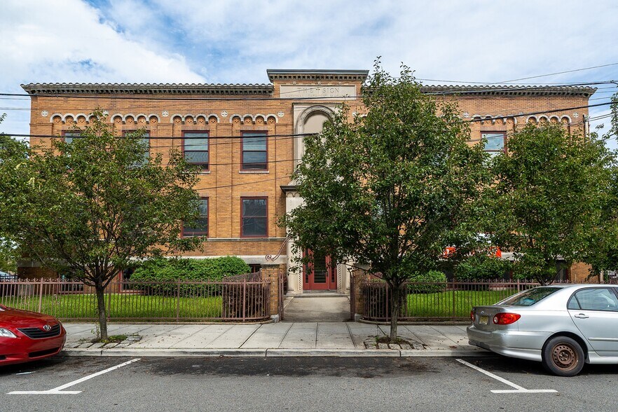 More Photos Of 2000 West St, Union City Office Residential For Lease