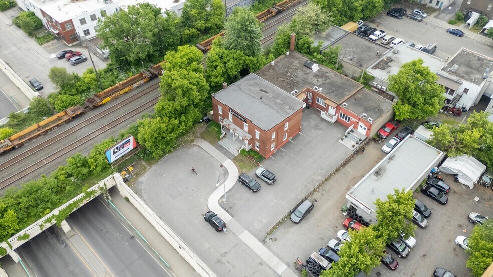 More Photos Of 7070 Chem. de la Côte-des-Neiges, Montréal Office For Sale