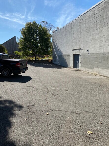 More Photos Of 1862 E Main St, Bridgeport Light Distribution For Sale