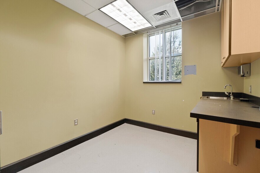 More Photos Of 191 W Plaza Dr, Mooresville Storefront Retail Office For Lease