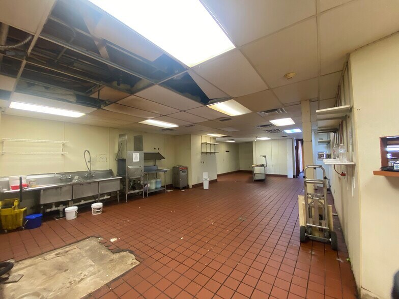 More Photos Of 3504 Highway 365, Nederland General Retail For Lease