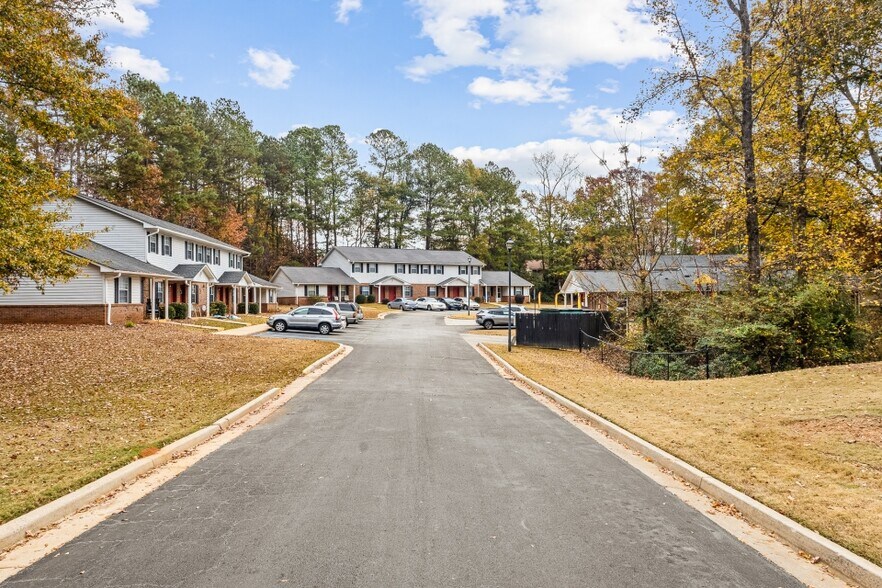 More Photos Of 82 Berry Dr, Newnan Apartments For Sale