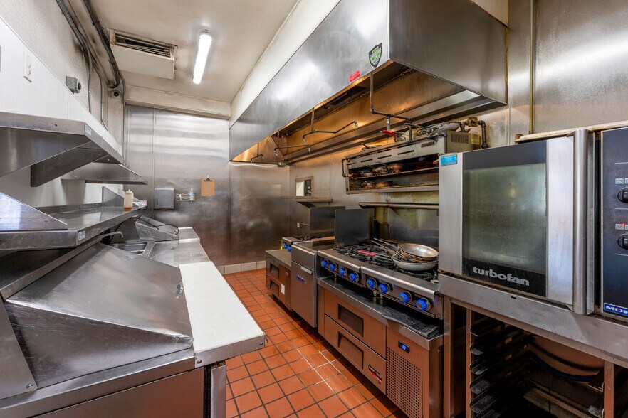 More Photos Of 623-627 Pearl St, La Jolla Unknown For Lease