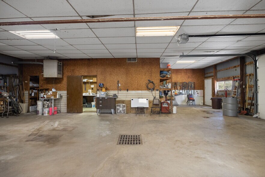 More Photos Of 1302 W US Highway 71, Savannah Industrial For Sale
