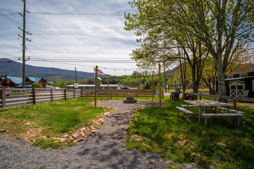 More Photos Of 3804 Wears Valley Rd, Sevierville Hotel For Sale