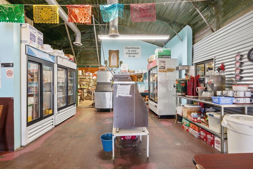 More Photos Of 542 Graham St, Tuscola General Retail For Sale