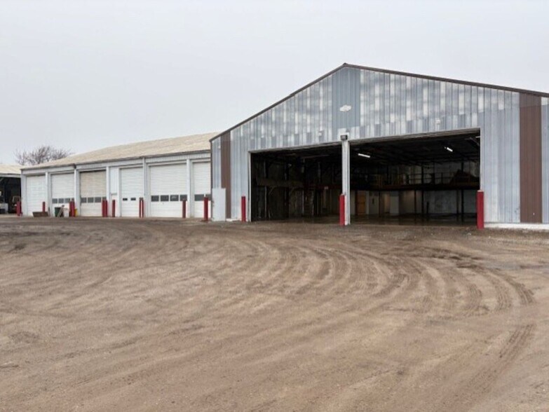 More Photos Of 3300 21st St, Zion Warehouse For Lease